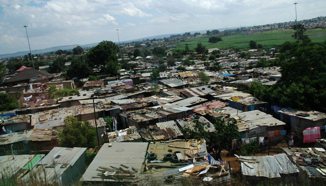 A gyorsan növekvő népességű országok lakosságának egyre nagyobb hányada kényszerül a nagyvárosok nyomornegyedeibe, embertelen körülmények közé. (Soweto peremkerülete, Dél-Afrika, Trócsányi A. felvétele)