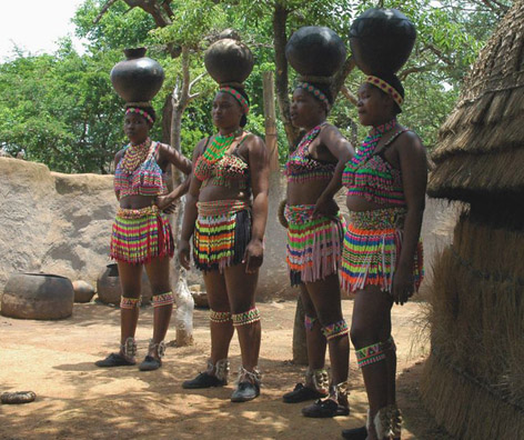 A nemek szerinti struktúra nem csak demográfiai, hanem társadalmi értelemben (ún. gender-kérdés) is érdekli a földrajzot. A fejlődő világ felemelkedése egyik alapfeltételének sokan éppen a nők képzését látják. Ezen a képen hagyományos törzsi öltözetet viselő és fejükön vízhordó-korsót egyensúlyozó zulu nők láthatók. (Dél-afrikai Köztársaság, Trócsányi A. felvétele)