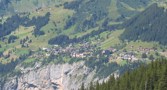 A település, mint sűrűsödési pont: Mürren határait bajos lenne kijelölni. A településközpontban sűrű beépítés a peremek felé fokozatosan ritkulva megy át az almokkal tagolt alpesi tájba (Berni kanton, Svájc, Pirisi G. felvétele)