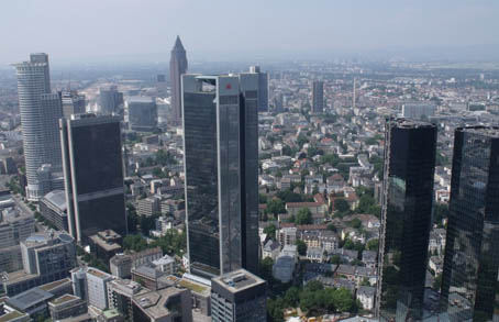 A felhőkarcolók övezete Frankfurt történelmi belvárosának peremén (Frankfurt am Main, Németország, Pirisi G. felvétele)