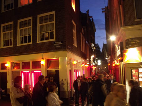 Amszterdam másik fő turisztikai vonzereje a híres vöröslámpás-negyed (Amszterdam, Hollandia, Pirisi G. felvétele)