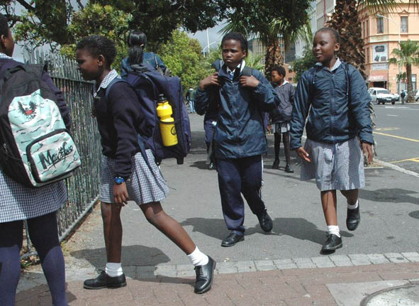 6. feladat. Iskolába igyekvő gyerekek Fokváros egyik polgári negyedében (Dél-Afrika, Trócsányi A. felvétele)